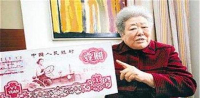 她是1元纸币上的女拖拉机手原型，如今以90岁高龄逝世