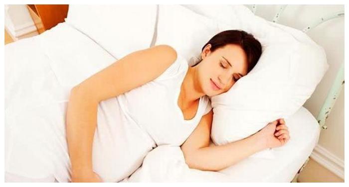 孕妇睡觉有这4个动作，会让胎儿很不舒服，容易导致胎儿缺氧