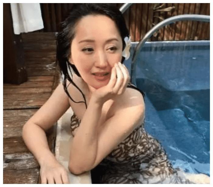 为何48岁杨钰莹至今单身？泳池照曝光后，网友：谁做接盘侠？