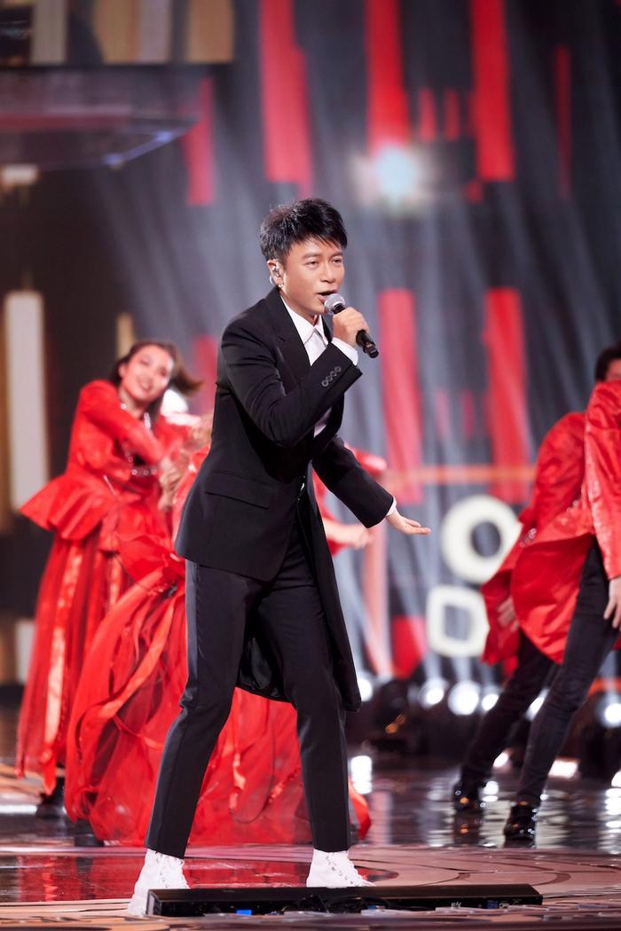 李克勤东方卫视跨年演绎串烧组曲 实力献唱《红日》