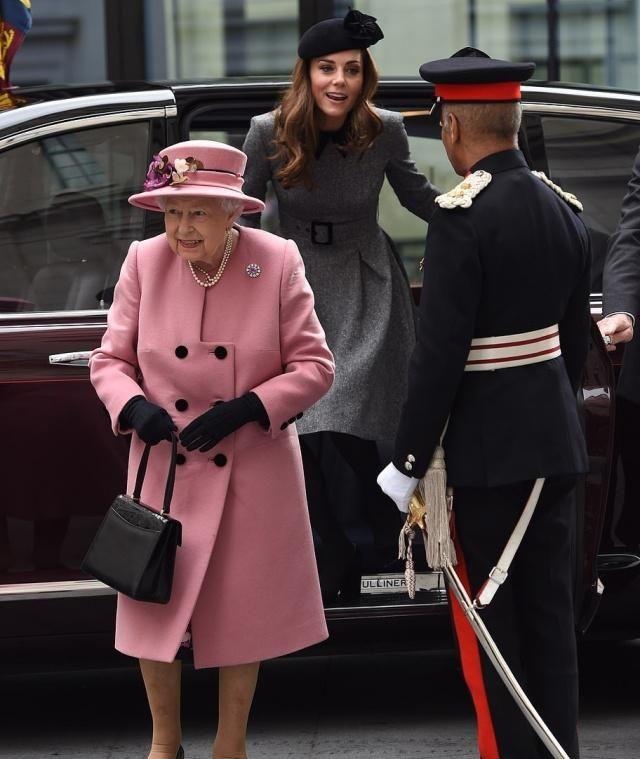 凯特王妃单独陪92岁女王亮相！一袭收腰灰色伞裙美得如此优雅别致