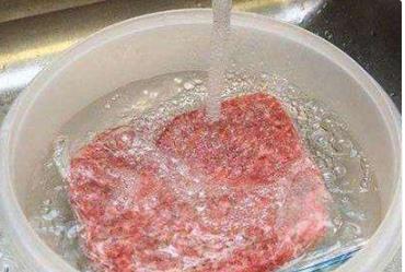 不管给什么肉解冻，都不要直接在水里泡，这样做，冻肉快速解冻！