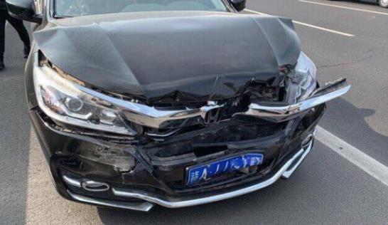 宝马5系遭雅阁追尾，对比车损，网友：豪车真令人失望