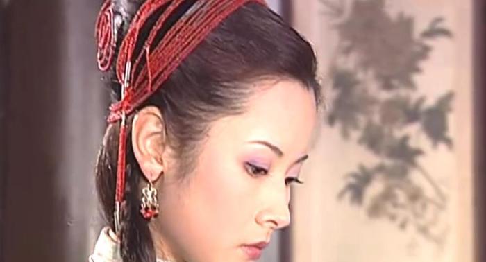 《少林七崁》中杨明娜扮演黑猫珠，同时上演着偶像剧和悬疑剧