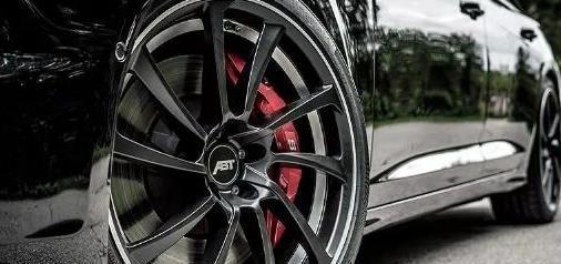 酷黑奥迪RS6旅行版，搭载3.0升V6柴油引擎，百公里加速4.9秒