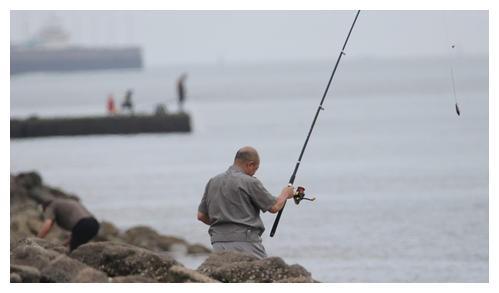 青岛海边抓螃蟹的最佳时间！