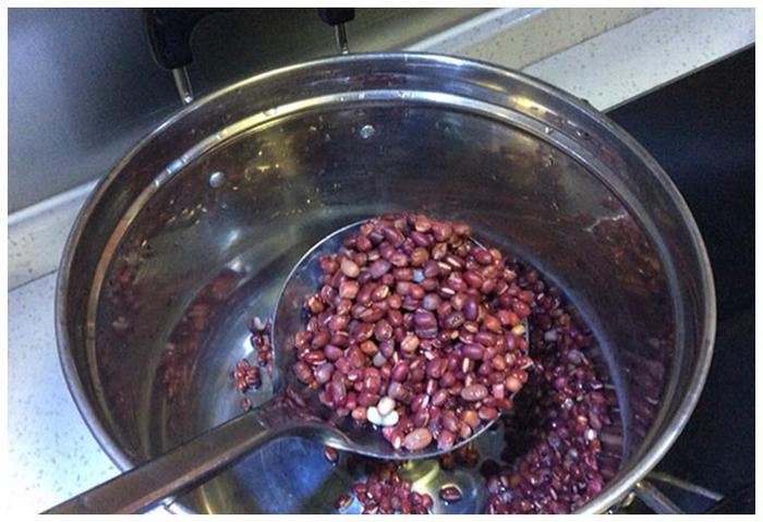 煮红豆粥时，万万别直接下水煮，只需掌握这3步，红豆粥又香又浓