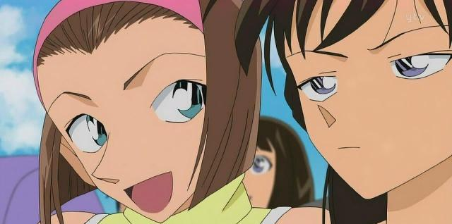 柯南贝尔摩德曾经为救柯南，被琴酒用枪指着头，不惜与组织闹翻