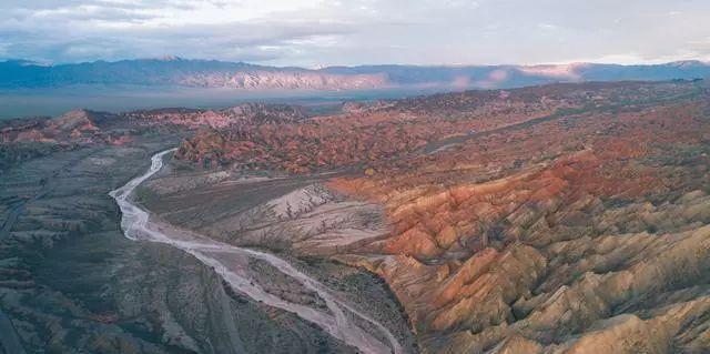 惊艳！甘肃玉门境内罕见集雅丹、丹霞、火山口地貌为一体的景区