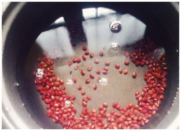 煮红豆粥时，万万别直接下水煮，只需掌握这3步，红豆粥又香又浓