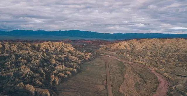 惊艳！甘肃玉门境内罕见集雅丹、丹霞、火山口地貌为一体的景区