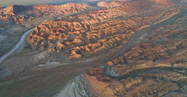 惊艳！甘肃玉门境内罕见集雅丹、丹霞、火山口地貌为一体的景区