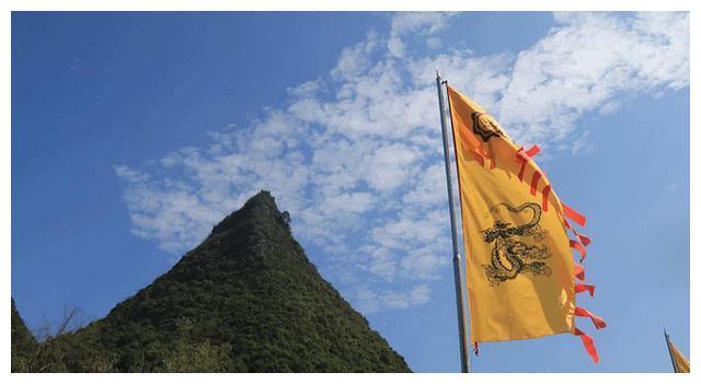 古代人打仗为什么要举那么多旗子？这有什么作用？