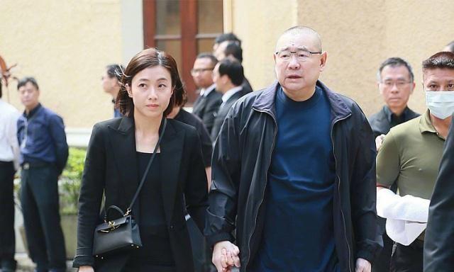 香港富豪刘銮雄被曝病危入院，甘比却晒奢侈品，将带女儿公布遗嘱