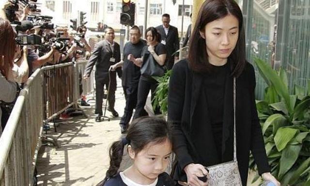 香港富豪刘銮雄被曝病危入院，甘比却晒奢侈品，将带女儿公布遗嘱