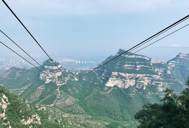 石家庄鹿泉区抱犊寨景区，周末登山游玩的人很多