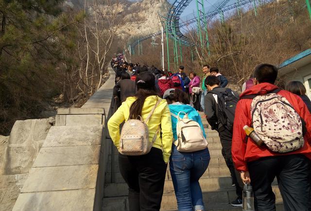 石家庄鹿泉区抱犊寨景区，周末登山游玩的人很多