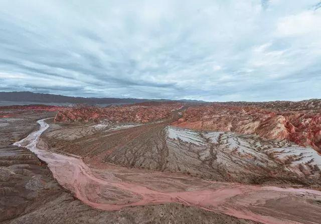 惊艳！甘肃玉门境内罕见集雅丹、丹霞、火山口地貌为一体的景区