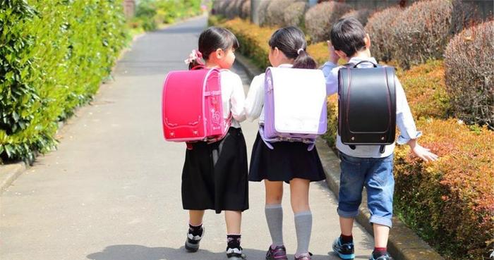 日本小学生书包为何卖这么贵？ 满满黑科技加持，还有定位系统！
