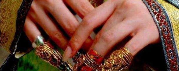 清朝妃子手上戴的尖尖手指套，真是只是为了漂亮吗？