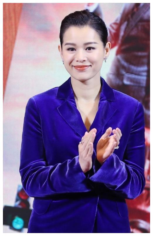 胡杏儿豪嫁入门大变样！穿丝绒西装一脸阔太相，哪像40岁俩娃妈？