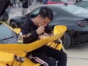 1500万迈凯伦P1现湖南，限375台，车主富二代，把尾翼当餐桌吃饭