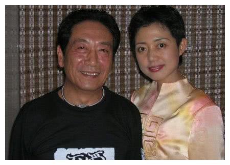 72岁王奎荣近照，身子骨硬朗坚决不用替身，独宠小37岁妻子！