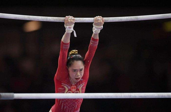 可惜！体操世锦赛中国队女团无缘奖牌，队长意外失误几度掉下器械