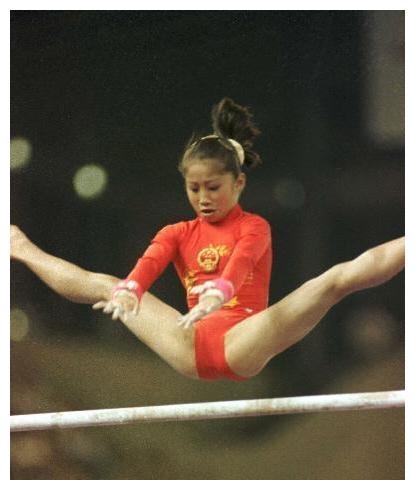 前奥运冠军陆莉现状，十八岁因伤退役，嫁美国体操名将生活很幸福