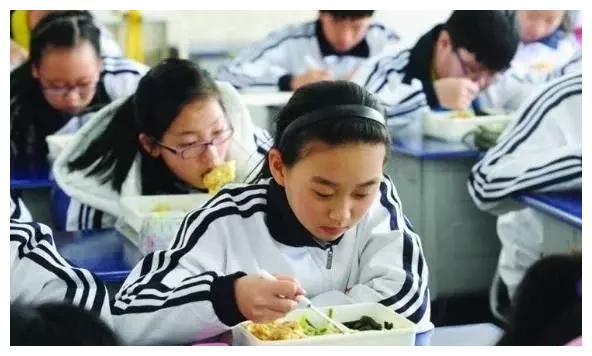 六个国家中学生的午餐，中国学生：我吃完了，先走了