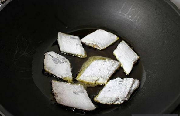 油煎带鱼用淀粉还是面粉？想要外酥里嫩就用它，颜值高又香喷喷