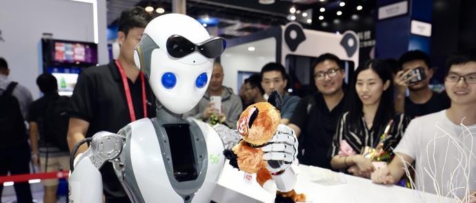 在上海世界人工智能大会上，连发礼物的都是机器人