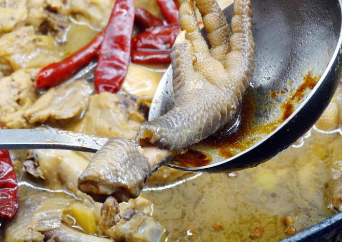 在家做鲁菜花椒炒鸡，炒鸡要原汁、干鲜花椒两锅用，才麻香肉嫩美