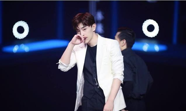 《新舞林大会》邓伦素颜现身“露真容”，网友：这差距有点大