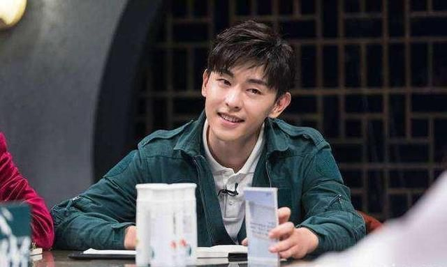 《新舞林大会》邓伦素颜现身“露真容”，网友：这差距有点大