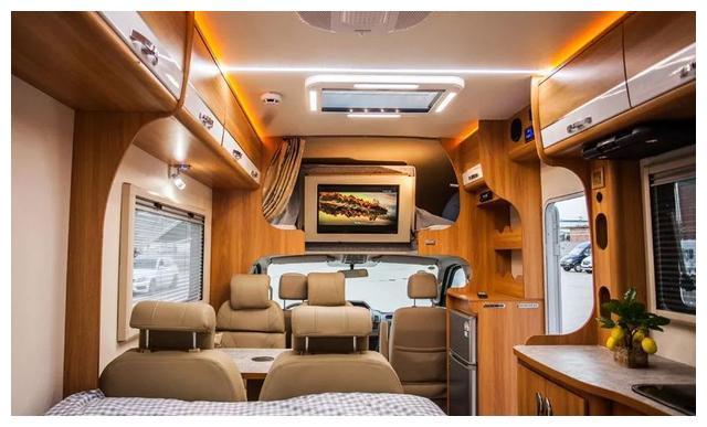 大通V80底盘的C型爱旅途 29.8万元国六排放沙发超舒服