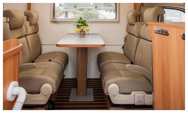 大通V80底盘的C型爱旅途 29.8万元国六排放沙发超舒服