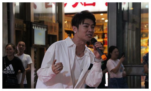 重庆街头艺人撞脸霍建华：梦想开演唱会，不少女粉丝坐飞机来看他
