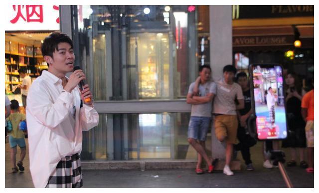 重庆街头艺人撞脸霍建华：梦想开演唱会，不少女粉丝坐飞机来看他