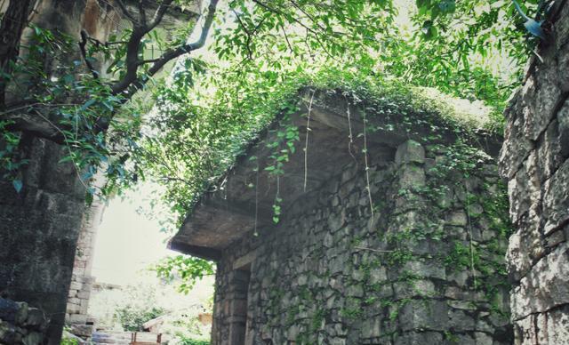 中国最迷人的古村，房屋不见一砖一瓦，被称为“石头王国”
