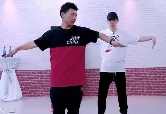 《新舞林大会》邓伦素颜现身“露真容”，网友：这差距有点大