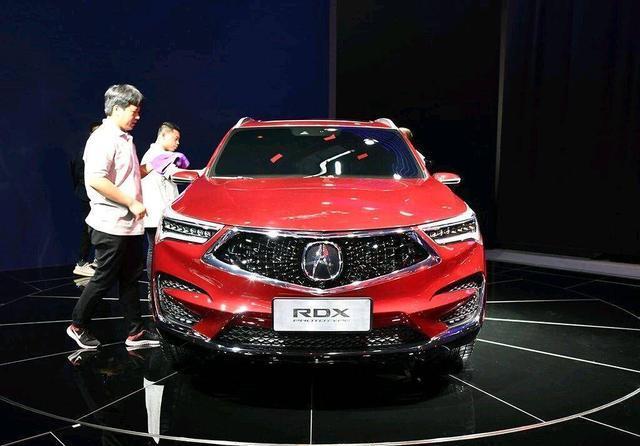 定位豪华中型SUV，全系主动刹车配10AT，选它还是Q5L？