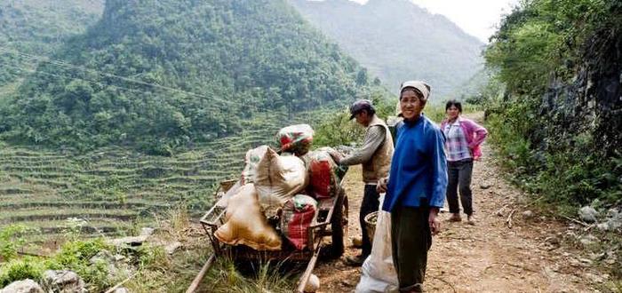 云南有一奇特的村寨，全村300多人住在一个山洞里，将近200年