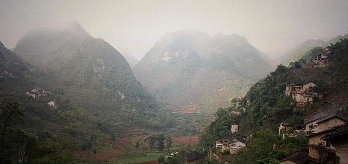 云南有一奇特的村寨，全村300多人住在一个山洞里，将近200年