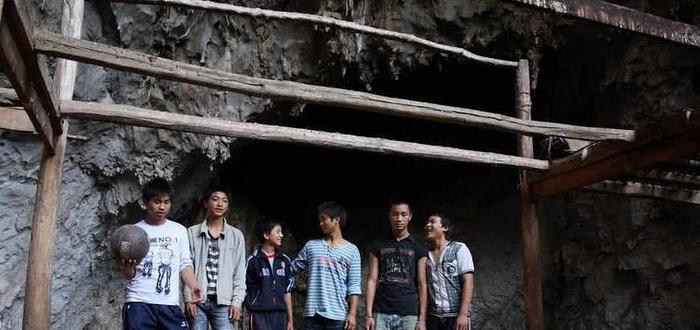 云南有一奇特的村寨，全村300多人住在一个山洞里，将近200年