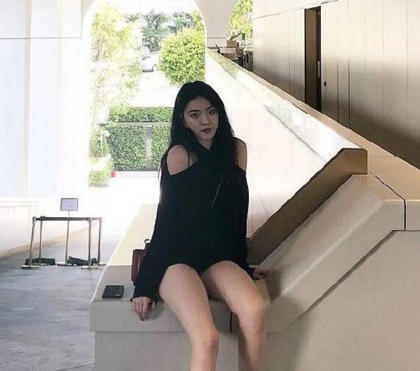 王中磊女儿近照，王文也“千金腿”受夸赞，难怪会得柯震东的追求