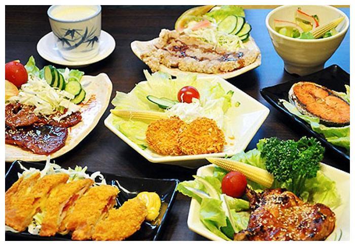 日本学生“炫耀”午餐，调侃中国学生吃不起，网友：一张图赢了