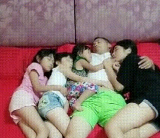 父女四人睡在一起，算不算“亲情越界”？网友：这父爱太出格