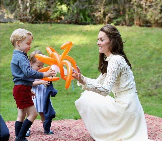 乔治小王子和凯特王妃合照，比起父亲威廉王子，还好长得像妈妈