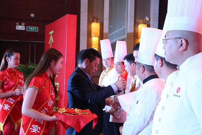 汉中市饭店与餐饮行业协会换届大会成功举办 贺小军当选会长